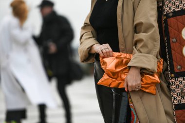 Paris, Fransa - 29 Şubat 2020: Neon turuncu debriyaj çantası - cadde solu 20