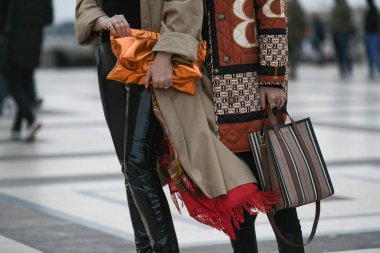 Paris, Fransa - 29 Şubat 2020: Neon turuncu çanta ve çizgili Burberry el çantası - sokak stili sol 20