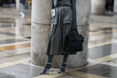 Paris, Fransa - 29 Şubat 2020: Siyah deri Balmain el çantası - cadde solu 20