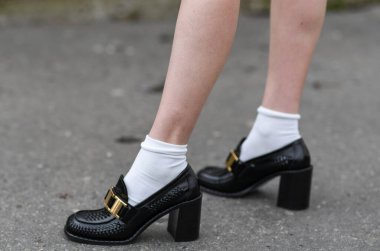 Paris, Fransa - 26 Şubat 2020: Siyah derili yüksek topuklu ayakkabılar - sokak stili sol 20