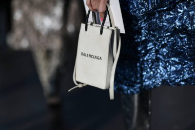 Paris, Fransa - 27 Şubat 2020: Beyaz desenli Balenciaga el çantası - sokak solu 20