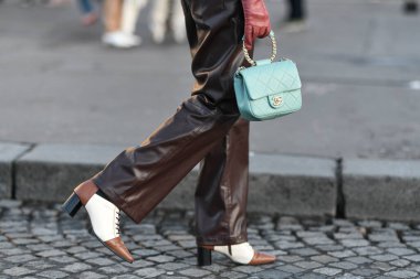 Paris, Fransa - 26 Şubat 2020: Açık mavi deri Chanel çanta - Sokak stili sol 20
