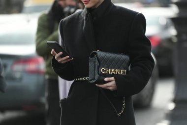Paris, Fransa 3 Mart 2020 siyah deri mini etek mavi Chanel kemer ve pembe Chanel çanta ile uyumlu - sokak stili sol 20