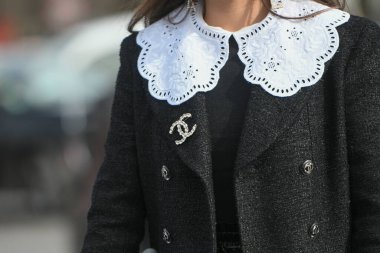 Paris, Fransa 3 Mart 2020 siyah deri mini etek mavi Chanel kemer ve pembe Chanel çanta ile uyumlu - sokak stili sol 20