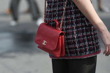 Paris, Fransa 3 Mart 2020 siyah deri mini etek mavi Chanel kemer ve pembe Chanel çanta ile uyumlu - sokak stili sol 20
