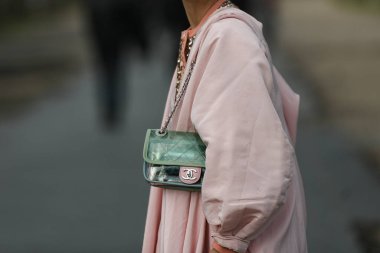 Paris, Fransa 3 Mart 2020 siyah deri mini etek mavi Chanel kemer ve pembe Chanel çanta ile uyumlu - sokak stili sol 20