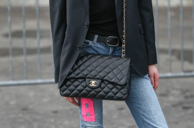 Paris, Fransa 3 Mart 2020 siyah deri mini etek mavi Chanel kemer ve pembe Chanel çanta ile uyumlu - sokak stili sol 20