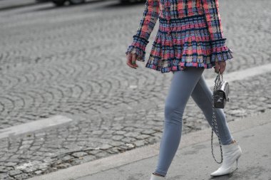 Paris, Fransa 3 Mart 2020 siyah deri mini etek mavi Chanel kemer ve pembe Chanel çanta ile uyumlu - sokak stili sol 20