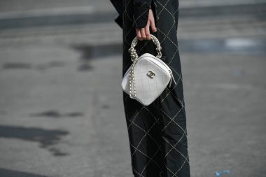 Paris, Fransa 3 Mart 2020 siyah deri mini etek mavi Chanel kemer ve pembe Chanel çanta ile uyumlu - sokak stili sol 20