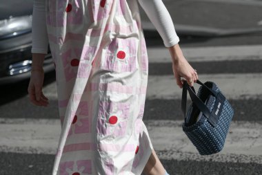 Paris, Fransa 3 Mart 2020 siyah deri mini etek mavi Chanel kemer ve pembe Chanel çanta ile uyumlu - sokak stili sol 20