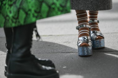 Paris, Fransa 3 Mart 2020 siyah deri mini etek mavi Chanel kemer ve pembe Chanel çanta ile uyumlu - sokak stili sol 20