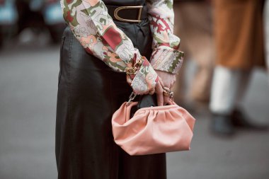 Paris, Fransa 3 Mart 2020 siyah deri mini etek mavi Chanel kemer ve pembe Chanel çanta ile uyumlu - sokak stili sol 20