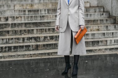 Paris, Fransa 3 Mart 2020 siyah deri mini etek mavi Chanel kemer ve pembe Chanel çanta ile uyumlu - sokak stili sol 20