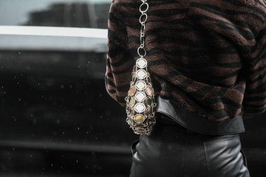 Paris, Fransa 3 Mart 2020 siyah deri mini etek mavi Chanel kemer ve pembe Chanel çanta ile uyumlu - sokak stili sol 20