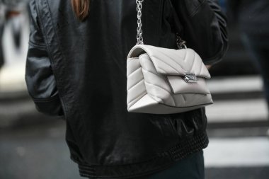 Paris, Fransa 3 Mart 2020 siyah deri mini etek mavi Chanel kemer ve pembe Chanel çanta ile uyumlu - sokak stili sol 20