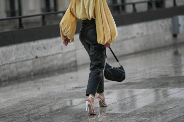 Paris, Fransa 3 Mart 2020 siyah deri mini etek mavi Chanel kemer ve pembe Chanel çanta ile uyumlu - sokak stili sol 20