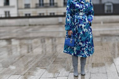 Paris, Fransa 3 Mart 2020 siyah deri mini etek mavi Chanel kemer ve pembe Chanel çanta ile uyumlu - sokak stili sol 20