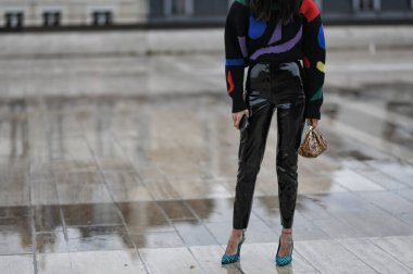 Paris, Fransa 3 Mart 2020 siyah deri mini etek mavi Chanel kemer ve pembe Chanel çanta ile uyumlu - sokak stili sol 20