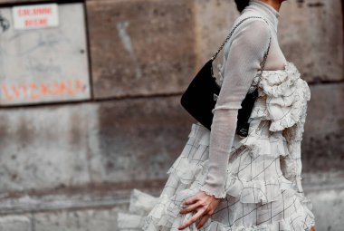 Paris, Fransa 3 Mart 2020 siyah deri mini etek mavi Chanel kemer ve pembe Chanel çanta ile uyumlu - sokak stili sol 20
