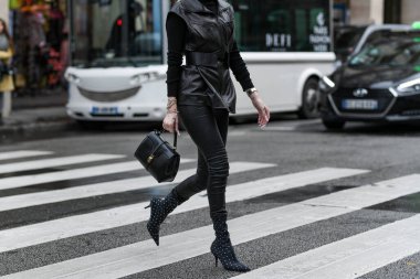 Paris, Fransa 3 Mart 2020 siyah deri mini etek mavi Chanel kemer ve pembe Chanel çanta ile uyumlu - sokak stili sol 20