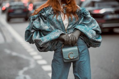 Paris, Fransa 3 Mart 2020 siyah deri mini etek mavi Chanel kemer ve pembe Chanel çanta ile uyumlu - sokak stili sol 20