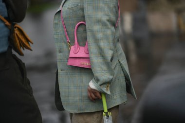 Paris, Fransa 3 Mart 2020 siyah deri mini etek mavi Chanel kemer ve pembe Chanel çanta ile uyumlu - sokak stili sol 20