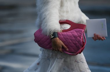 Paris, Fransa 3 Mart 2020 siyah deri mini etek mavi Chanel kemer ve pembe Chanel çanta ile uyumlu - sokak stili sol 20