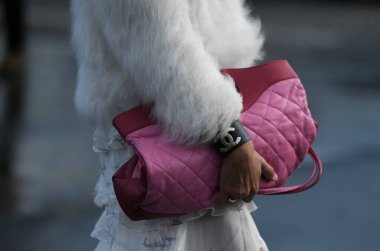 Paris, Fransa 3 Mart 2020 siyah deri mini etek mavi Chanel kemer ve pembe Chanel çanta ile uyumlu - sokak stili sol 20