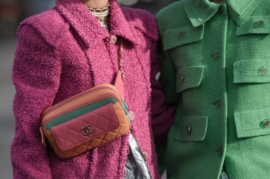 Paris, Fransa 3 Mart 2020 siyah deri mini etek mavi Chanel kemer ve pembe Chanel çanta ile uyumlu - sokak stili sol 20
