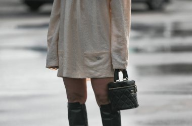 Paris, Fransa 3 Mart 2020 siyah deri mini etek mavi Chanel kemer ve pembe Chanel çanta ile uyumlu - sokak stili sol 20