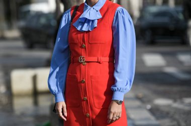 Paris, Fransa 3 Mart 2020 siyah deri mini etek mavi Chanel kemer ve pembe Chanel çanta ile uyumlu - sokak stili sol 20