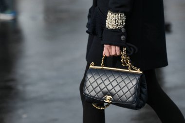 Paris, Fransa 3 Mart 2020 Siyah deri Chanel zincir çanta - cadde solu 20