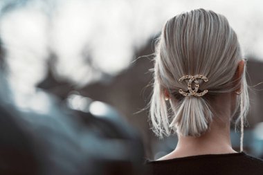 Paris, Fransa 3 Mart 2020 Chanel saç aksesuarı giyen kadınlar - sokak tarzı sol 20
