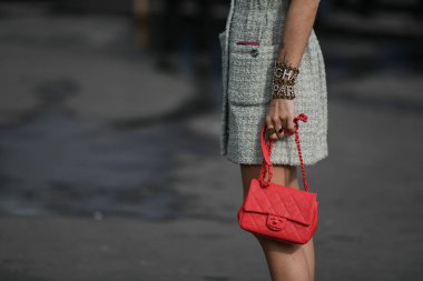 Paris, Fransa 3 Mart 2020 Kırmızı deri çanta ve altın Chanel bilezik - sokak stili sol 20
