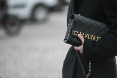 Paris, Fransa 3 Mart 2020 Siyah deri Chanel çanta - Sokak tarzı sol 20