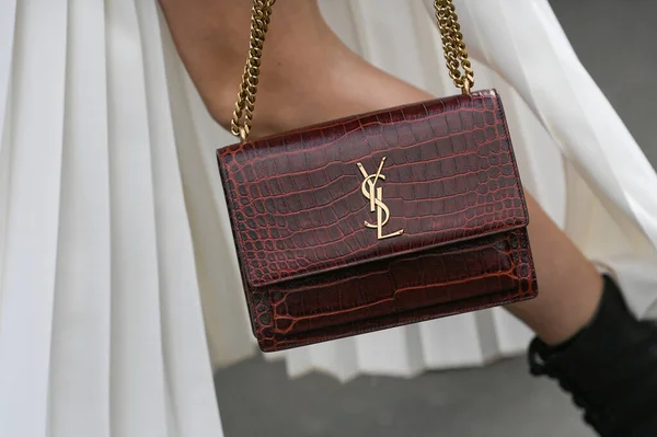 Paris, Fransa - 27 Şubat 2020 Yves Saint Laurent deri çantasının ayrıntıları - sokak solu 20