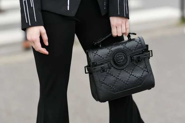 Париж Франция Февраля 2020 Black Balmain Leather Handbag Streetstylefw20 — стоковое фото