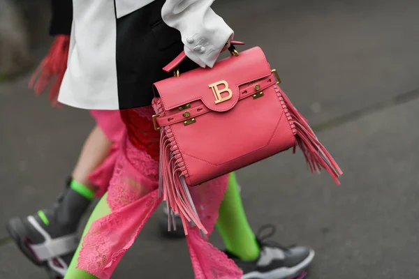 法国巴黎 2020年2月28日 带条纹的粉色巴尔曼皮包 — 图库照片