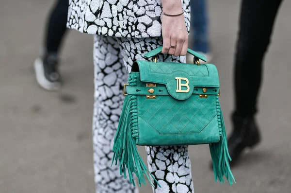 Paris France Лютого 2020 Turquoise Suede Balmain Handbag Streetstylefw20 — стокове фото