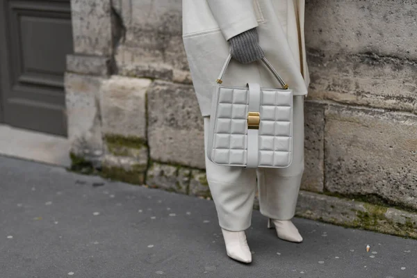 Paris Frankrike Februari 2020 Elfenbenskläder Mönstrad Handväska Streetstylefw20 — Stockfoto