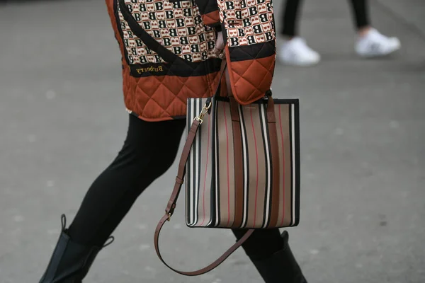 Paris Frankreich Februar 2020 Burberry Zieht Handtasche Aus Streetstylefw20 — Stockfoto