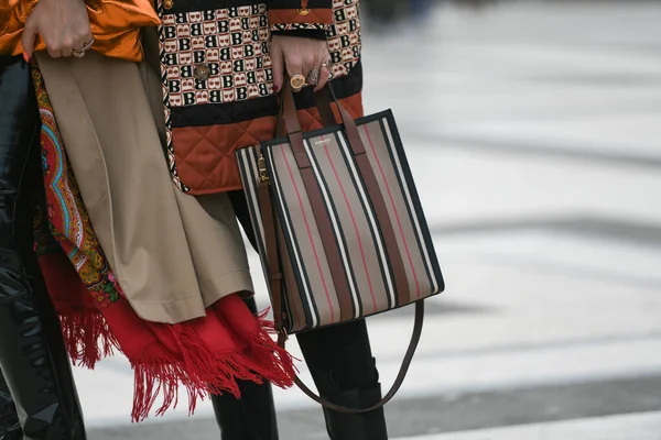Paris Frankreich Februar 2020 Burberry Gestreifte Handtasche Detail Streetstylefw20 — Stockfoto