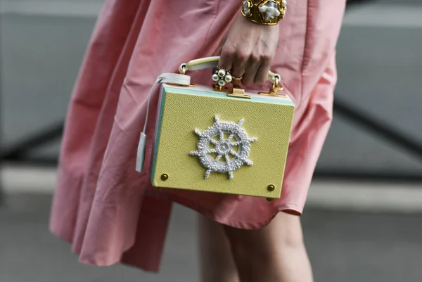 Paris França Fevereiro 2020 Bolsa Pastel Com Detalhe Pérolas Bordadas — Fotografia de Stock