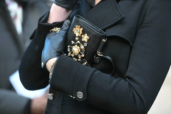 Paris Frankrike Februari 2020 Svart Väska Med Blomsterbroderi Detalj Streetstylefw20 — Stockfoto