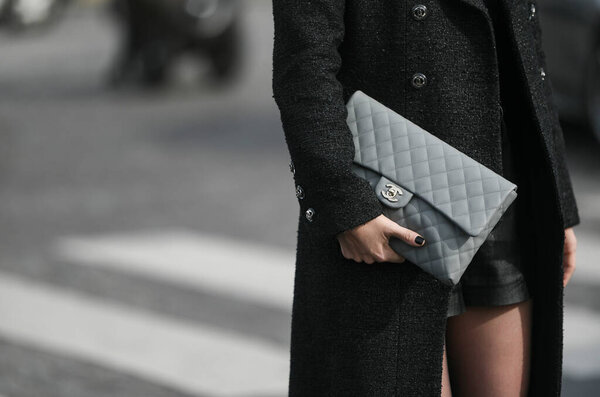 Париж, Франция 3 марта 2020 Черная кожаная мини-юбка с голубым поясом Chanel и сумкой Pink Chanel - streetstylefw20
