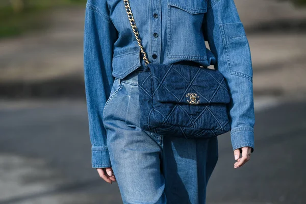 Paris, Fransa 3 Mart 2020 siyah deri mini etek mavi Chanel kemer ve pembe Chanel çanta ile uyumlu - sokak stili sol 20