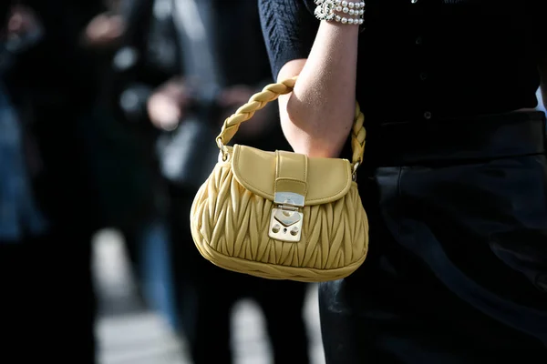 Paris França Março 2020 Mini Saia Couro Preto Combinada Com — Fotografia de Stock