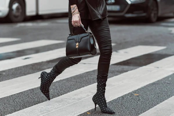 París Francia Marzo 2020 Mini Falda Cuero Negro Combinada Con —  Fotos de Stock