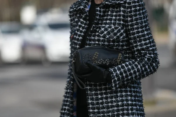Paryż Francja Marca 2020 Czarna Skórzana Spódnica Mini Połączeniu Niebieskim — Zdjęcie stockowe