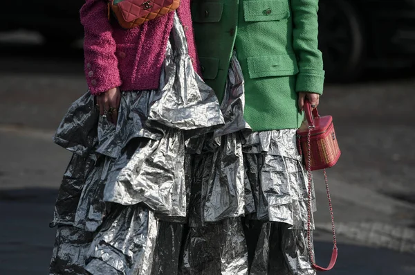 2020年3月3日フランス パリブルーのシャネルベルトとピンクのシャネルのハンドバッグと一致したブラックレザーミニスカート Streetstyleleftw20 — ストック写真